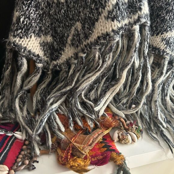 Steve Madden Gray and Cream Poncho One Size - Picture 8 of 16